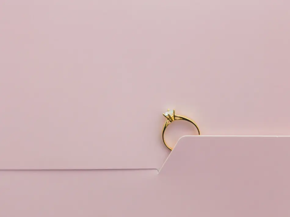 Forlovelsesring på rosa bakgrunn