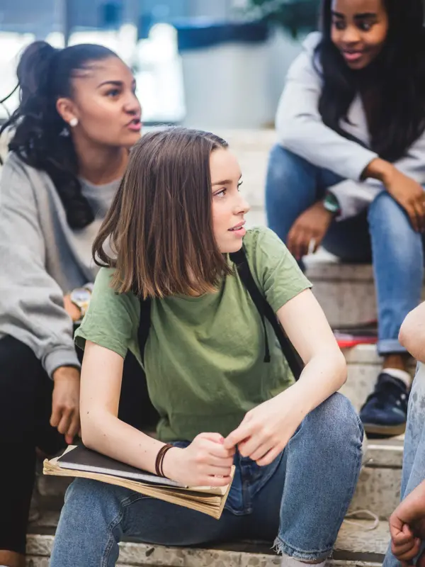 ungdommer som sitter på steintrapp