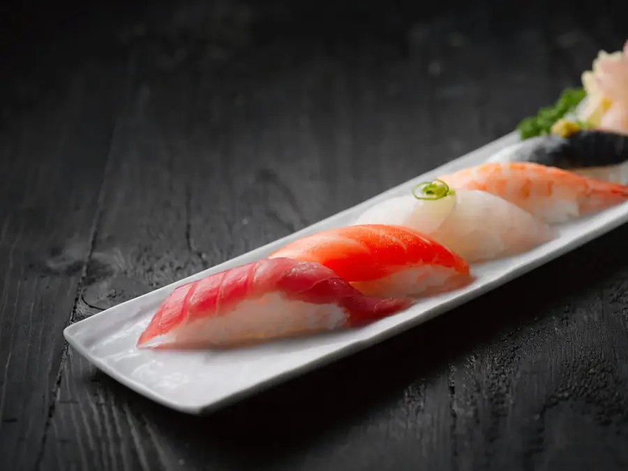 Fat med 5 biter sushi, nigiri 