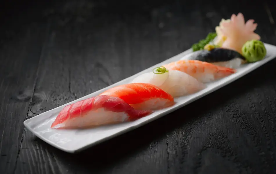 Fat med 5 biter sushi, nigiri 