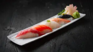 Fat med 5 biter sushi, nigiri 