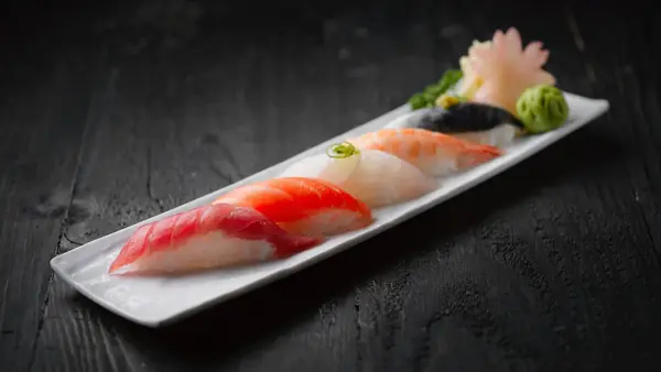 Fat med 5 biter sushi, nigiri 