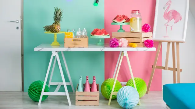 Bord pyntet til sommerfest med frukt og sterke farger