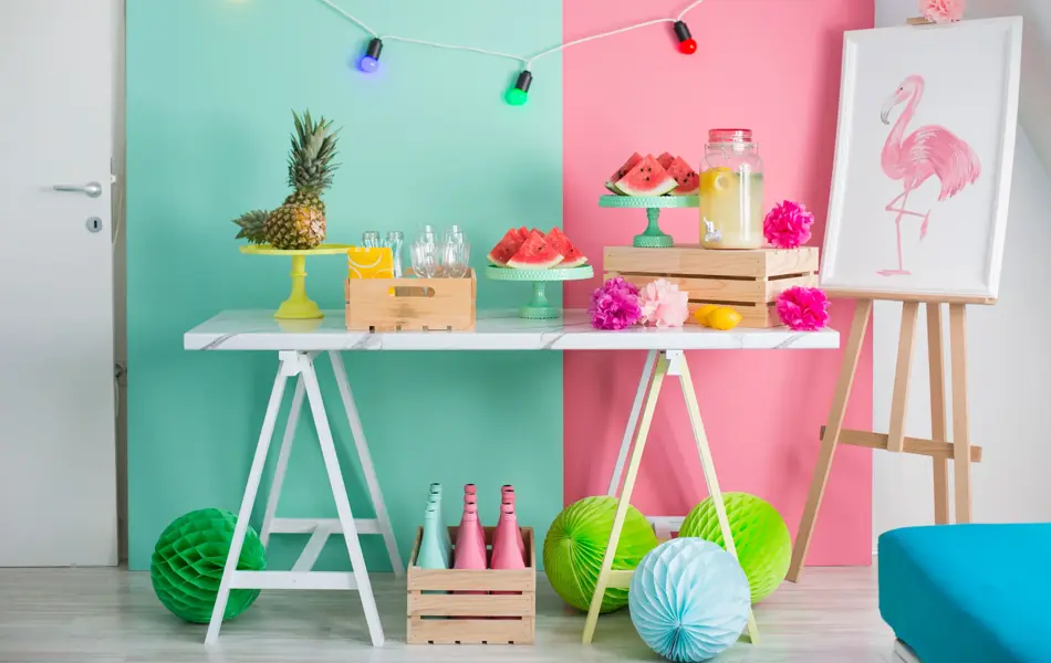 Bord pyntet til sommerfest med frukt og sterke farger