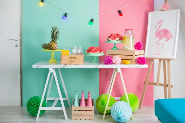 Bord pyntet til sommerfest med frukt og sterke farger