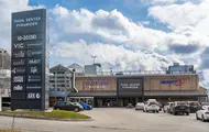 Thon Senter Pyramiden fasade, med parkeringsplass ig inngang.
