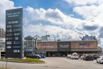 Thon Senter Pyramiden fasade, med parkeringsplass ig inngang.
