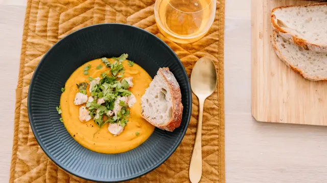 Gresskarsuppe i skål på bord