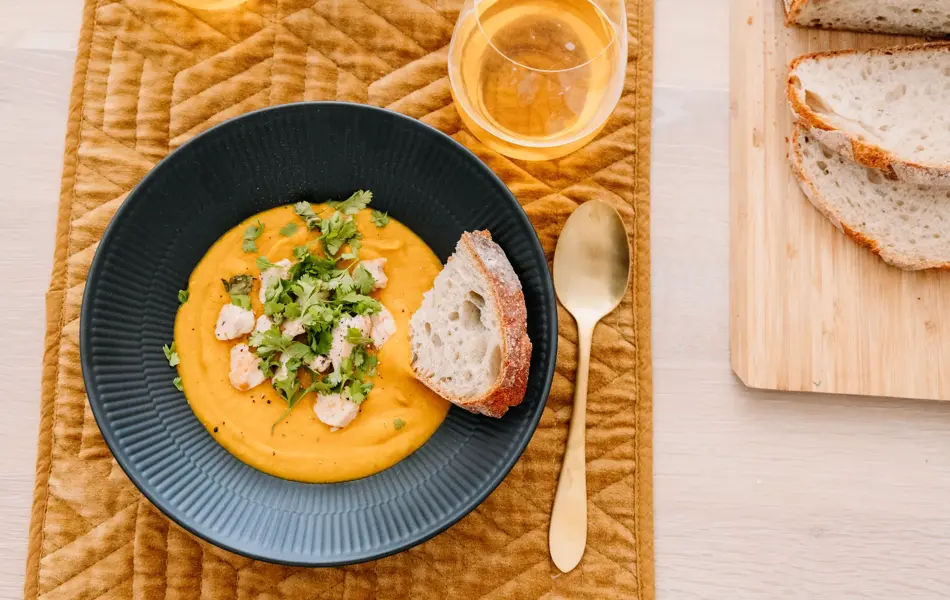 Gresskarsuppe i skål på bord