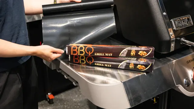 dame holder utstyr til grillen