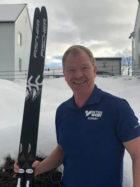ansatt hos intersport viser frem ski