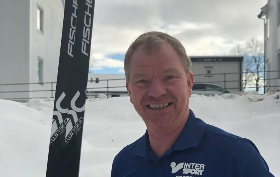 ansatt hos intersport viser frem ski