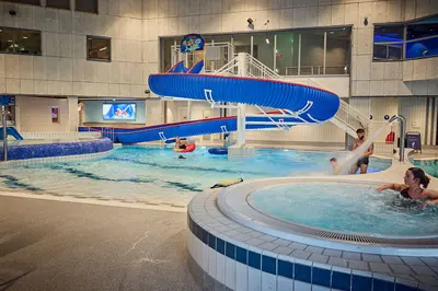 Badegjester nyter det nyrenoverte badelandet på Vestkanten i ulike basseng og vannsklie