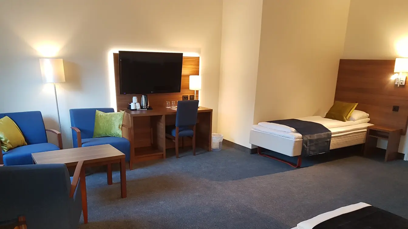 Sittegruppe, TV og seng i familierom på Thon Hotel Narvik