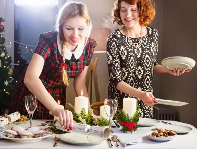 To damer dekker et julebord