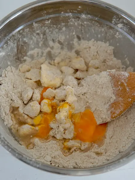 Stålbolle med mel, smør og egg