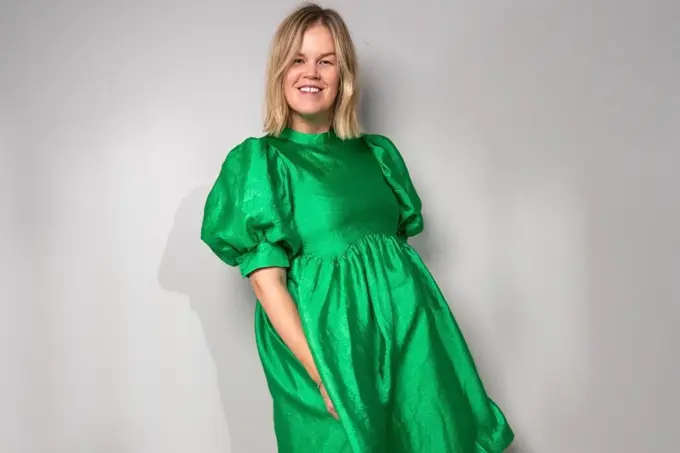 Damemodell i grønn kjole