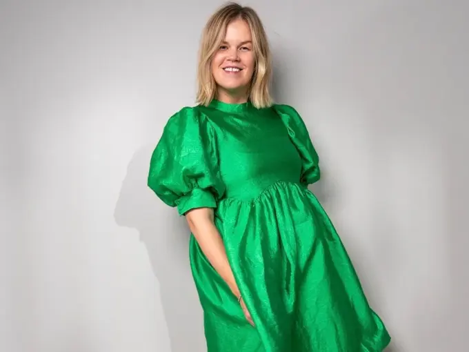Damemodell i grønn kjole