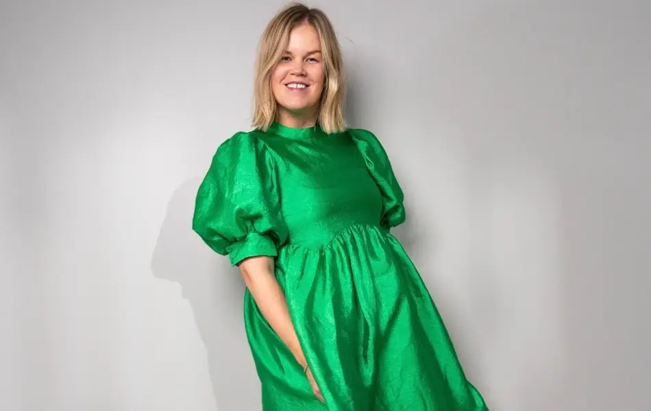 Damemodell i grønn kjole