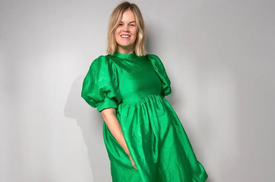 Damemodell i grønn kjole