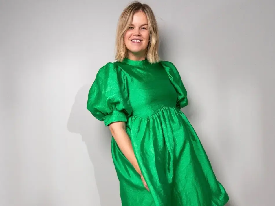 Damemodell i grønn kjole