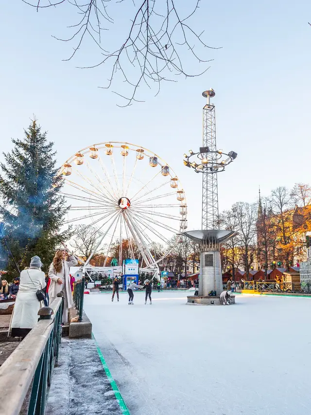 Et islagt Spikersuppa i Oslo, men julemarkedet Jul i Vinterland i bakgrunnen.