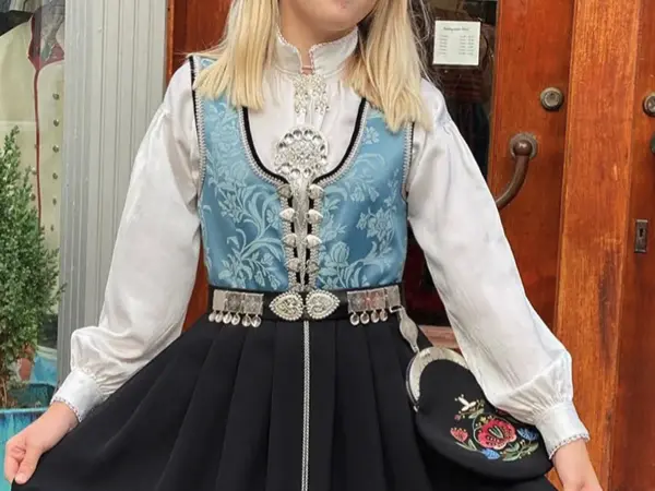 Dame med blå bunad