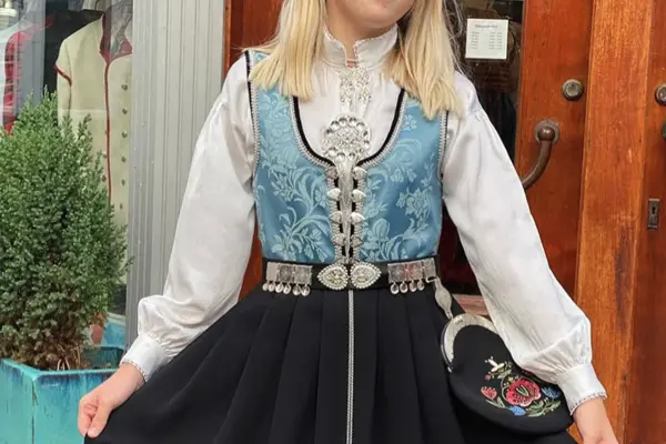 Dame med blå bunad
