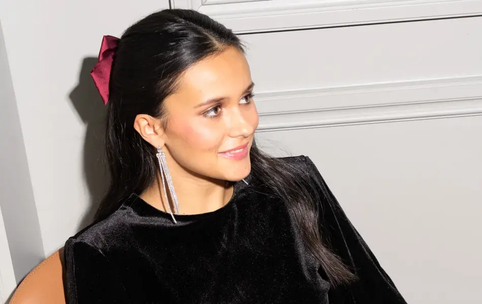 Hårsløyfe fra Gina Tricot og øredobber fra Sif Jakobs, Mestergull.