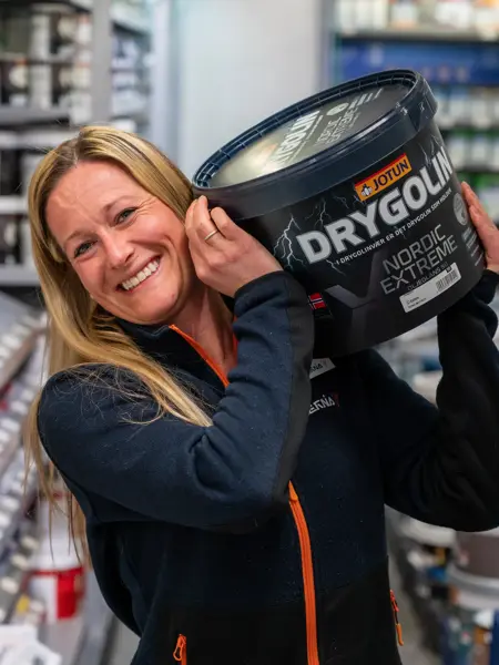 jente på Jernia holder maling