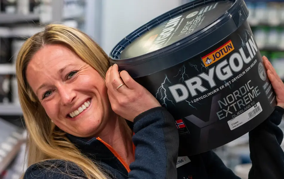 jente på Jernia holder maling