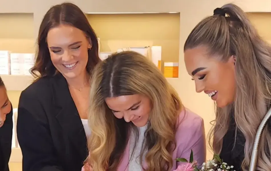 Tre damer, ei mørkhåret og 2 lyshåret