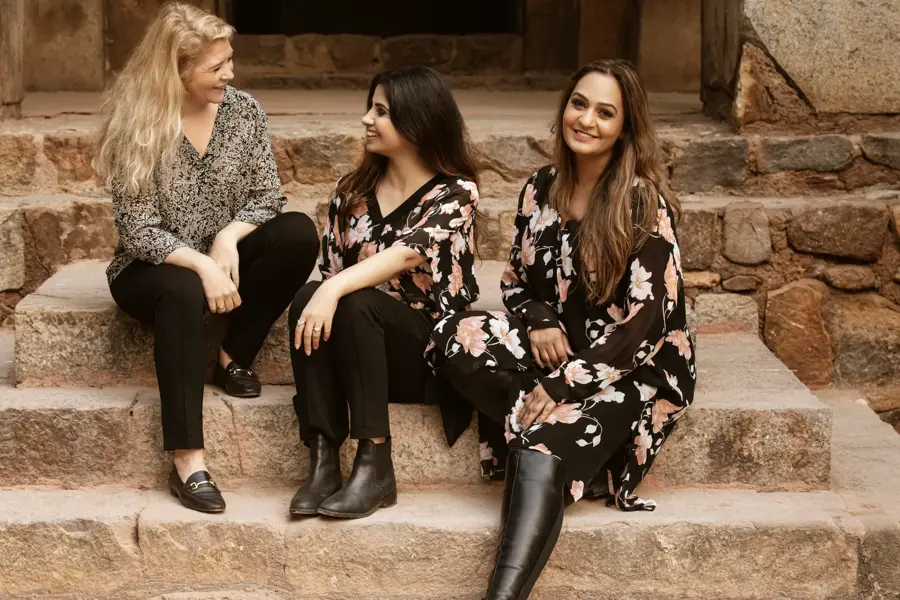 Damer sitter i trapp 