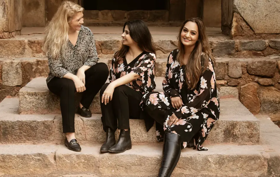 Damer sitter i trapp 