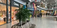 Bildet er tatt inne på kjøpesenteret Etage ved Trollhättan, og viser et utvalg av butikkene på senteret.