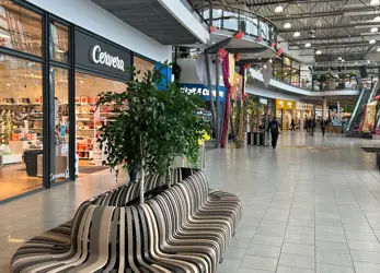 Bildet er tatt inne på kjøpesenteret Etage ved Trollhättan, og viser et utvalg av butikkene på senteret.