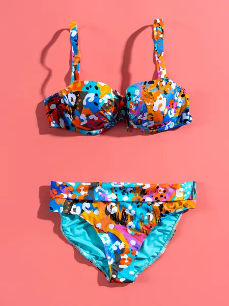 Blomstrete turkis bikini på rosa bakgrunn