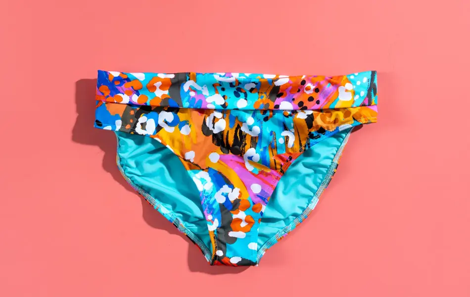 Blomstrete turkis bikini på rosa bakgrunn