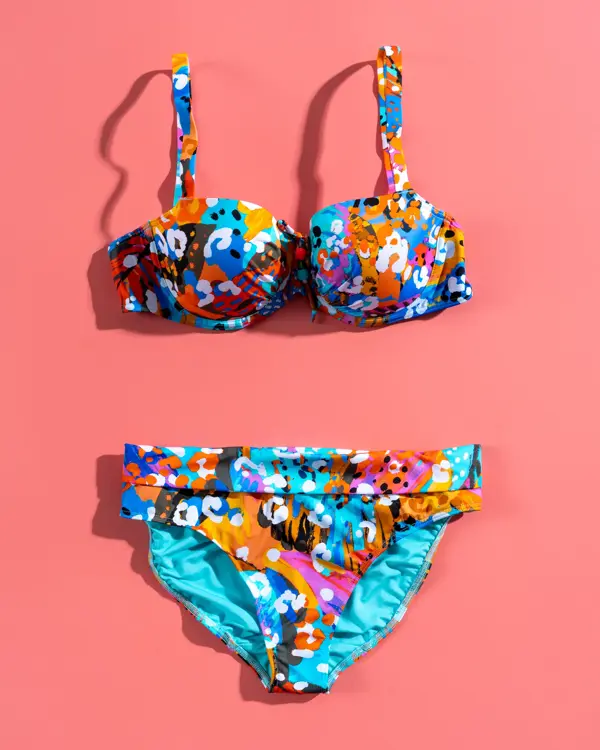 Blomstrete turkis bikini på rosa bakgrunn