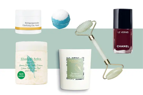 Krukke med rensemaske fra Dr. Hauschka, badebombe fra Lush, bodylotion fra Elisabeth Arden, duftlys fra L'Occitaine, jaderoller og Chanel neglelakk