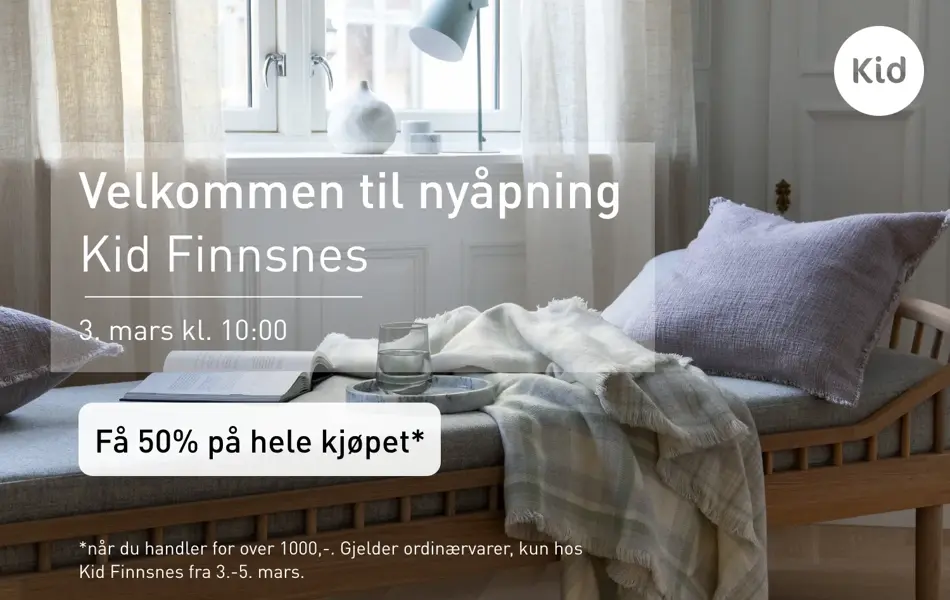 daybed med pute, teppe og bok på. Teksten Velkommen til nyåpning Kid Finnsnes 3. mars kl. 10. Få -50 % på hele kjøpet når du handler for over 1000,-. Gjelder ordinærvarer, kun hos Kid Finnsnes fra 3.-5. mars
