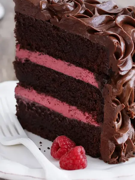 Sjokoladekakestykke med bringebærfyll