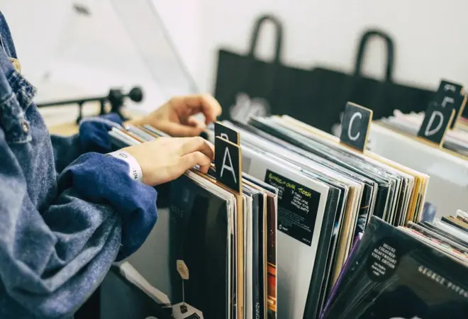 bilde av person som blar i plater fra platebutikk