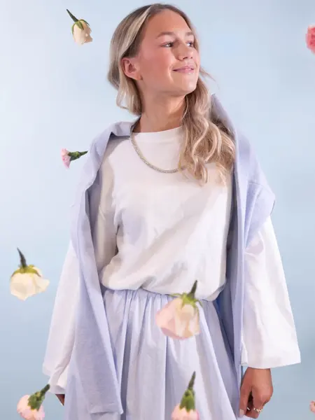 Dame med lilla outfit