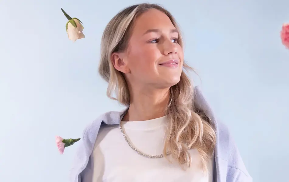 Dame med lilla outfit