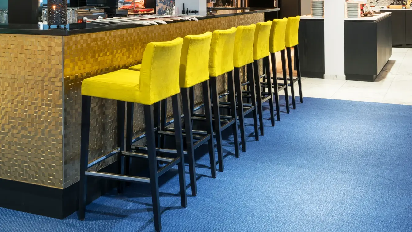 Gule, høye stoler i baren på Thon Hotel Tønsberg Brygge