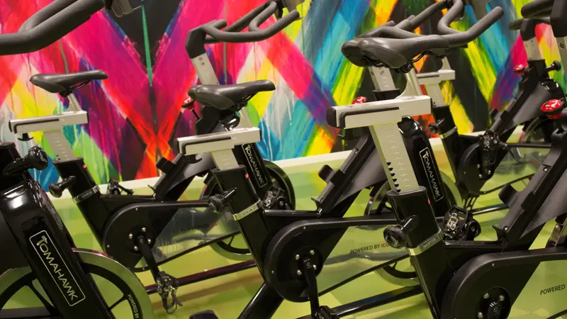 Fargerik vegg bak spinningssykler på Thon Active på Thon Hotel Hallingdal