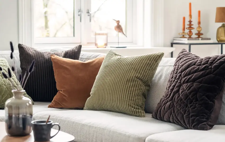 Puter i beige sofa, jordfarger