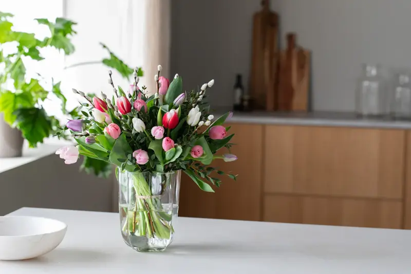 Fargerike blomster og vaser fra Mester Gronn