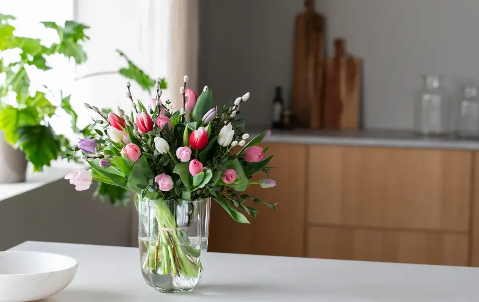 Fargerike blomster og vaser fra Mester Gronn